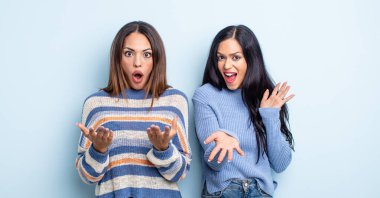 Oldukça İspanyol bir kadın son derece şaşırmış ve şok olmuş hissediyor. bir çift arkadaş kavramı