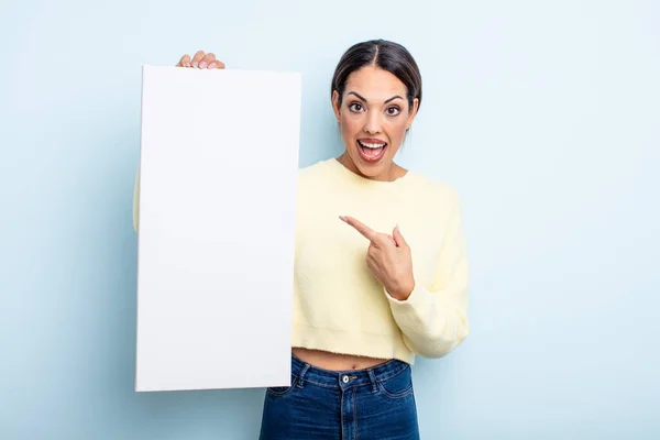 Pretty Hispanic Woman Looking Excited Surprised Pointing Side Blank Space — Stock Photo, Image
