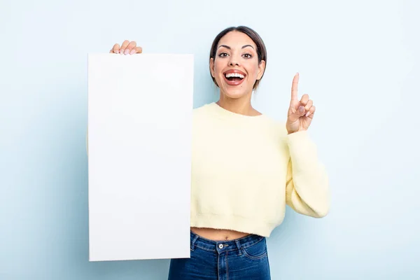 Pretty Hispanic Woman Feeling Happy Excited Genius Realizing Idea Blank — Stock Photo, Image