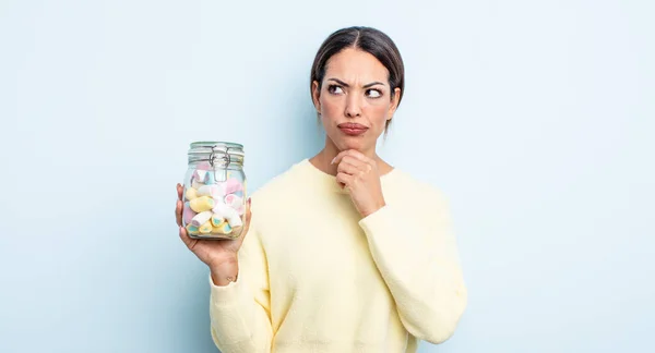 Vrij Latino Vrouw Denken Gevoel Twijfelachtig Verward Gelei Snoepjes Concept — Stockfoto