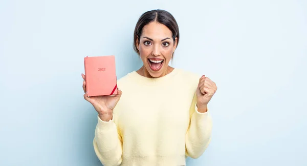 Vrij Spaanse Vrouw Die Zich Geschokt Voelt Lacht Succes Viert — Stockfoto