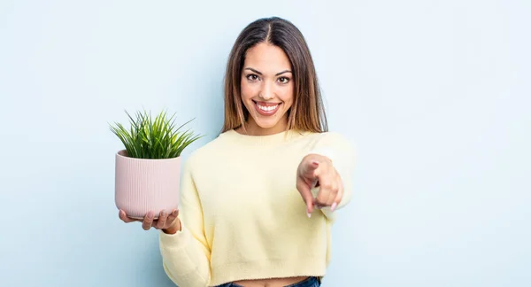 Una Bella Donna Ispanica Che Indica Macchina Fotografica Che Sceglie — Foto Stock