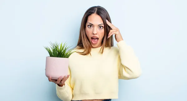 Mulher Bastante Hispânica Parecendo Surpreso Percebendo Novo Pensamento Ideia Conceito — Fotografia de Stock