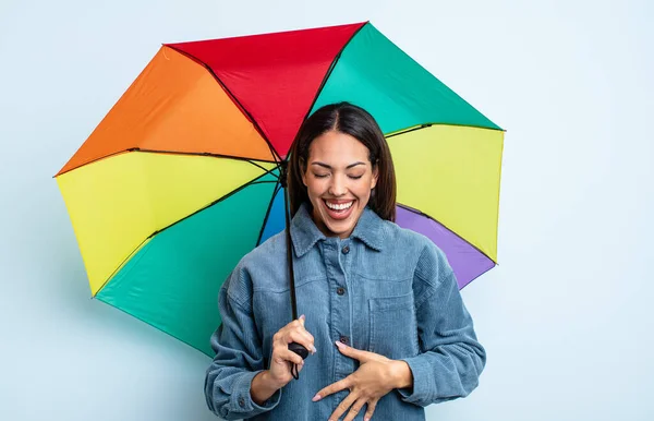 Uma Mulher Bastante Hispânica Rir Uma Piada Hilariante Conceito Guarda — Fotografia de Stock