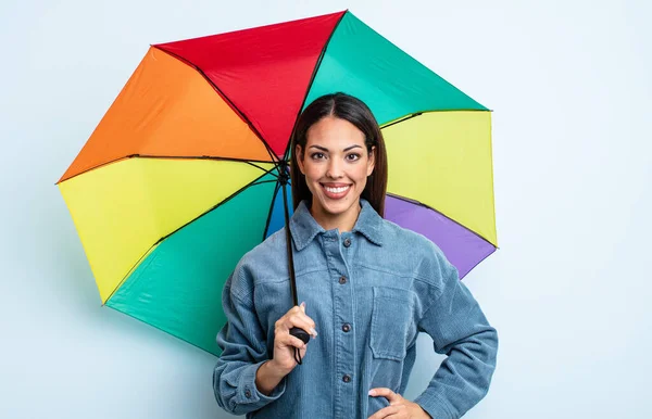 Bella Donna Ispanica Sorridente Felicemente Con Una Mano Sul Fianco — Foto Stock