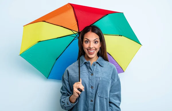 Bella Donna Ispanica Che Sembra Felice Piacevolmente Sorpreso Concetto Ombrello — Foto Stock