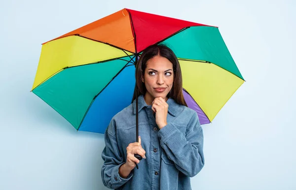 Bella Donna Ispanica Pensare Sensazione Dubbia Confusa Concetto Ombrello — Foto Stock