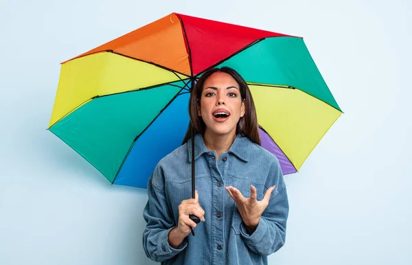 Una Donna Ispanica Che Sembra Disperata Frustrata Stressata Concetto Ombrello — Foto Stock