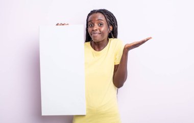 Güzel siyah kadın şaşkın, şaşkın ve şüpheci hissediyor. boş tuval konsepti