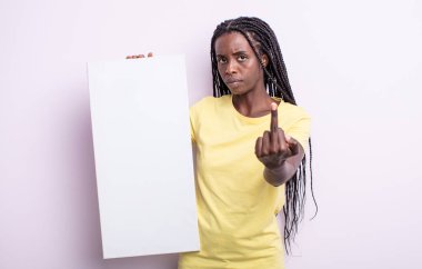 Güzel siyah kadın kızgın, sinirli, asi ve agresif hissediyor. boş tuval konsepti