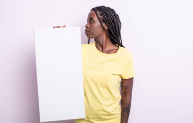 Profil görünümlü güzel siyahi kadın hayal mi kuruyor yoksa hayal mi kuruyor? boş tuval konsepti