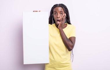 Güzel siyah kadın şok olmuş ve korkmuş hissediyor. boş tuval konsepti