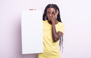 Güzel siyahi kadın bıkkın, bıkkın ve yorucu bir geceden sonra uykulu hissediyor. boş tuval konsepti