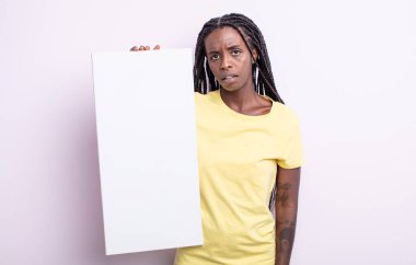 Güzel siyah kadın şaşkın ve şaşkın hissediyor. boş tuval konsepti