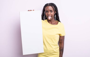 Güzel siyah kadın iğreniyor, sinirleniyor ve dilini çıkarıyor. boş tuval konsepti