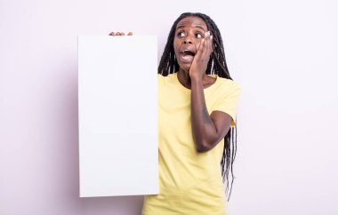 Güzel siyah kadın mutlu, heyecanlı ve şaşırmış hissediyor. boş tuval konsepti