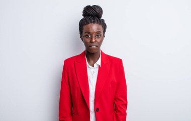 Güzel siyah kadın şaşkın ve şaşkın görünüyor. İş kadını kavramı