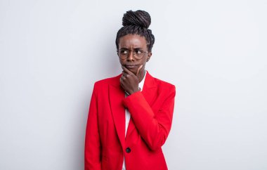 Güzel siyah kadın düşünüyor, kuşkulu ve şaşkın hissediyor. İş kadını kavramı