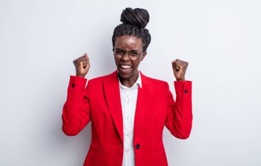 Güzel siyah kadın sinirli bir ifadeyle agresif bir şekilde bağırıyor. İş kadını kavramı