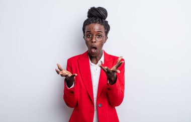 Güzel siyah kadın çok şaşırmış ve şok olmuş hissediyor. İş kadını kavramı