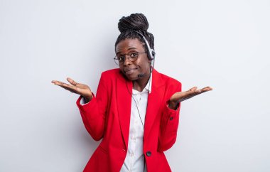 Güzel siyah kadın şaşkın, şaşkın ve şüpheci hissediyor. tele pazarlama kavramı