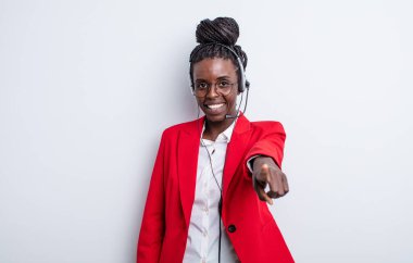 Güzel siyah kadın seni seçen kamerayı işaret ediyor. tele pazarlama kavramı