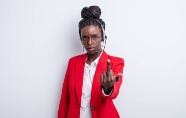 Güzel siyah kadın kızgın, sinirli, asi ve agresif hissediyor. tele pazarlama kavramı