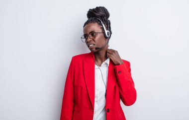 Güzel siyah kadın stresli, endişeli, yorgun ve hayal kırıklığına uğramış hissediyor. tele pazarlama kavramı