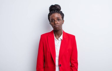 Güzel siyah bir kadın üzgün ve mızmızlanıyor. Mutsuz bir bakışı var ve ağlıyor. İş kadını kavramı