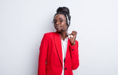 Güzel siyah kadın kibirli, başarılı, pozitif ve gururlu görünüyor. tele pazarlama kavramı