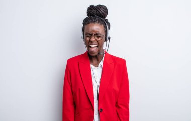 Güzel siyah kadın agresif bir şekilde bağırıyor, çok kızgın görünüyor. tele pazarlama kavramı