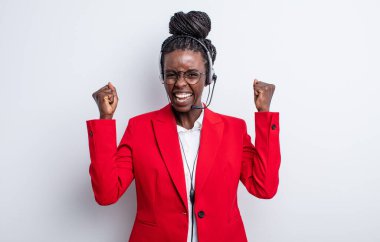 Güzel siyah kadın sinirli bir ifadeyle agresif bir şekilde bağırıyor. tele pazarlama kavramı