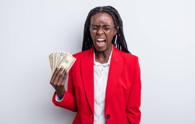 Güzel siyah kadın agresif bir şekilde bağırıyor, çok kızgın görünüyor. Dolar banknotları konsepti