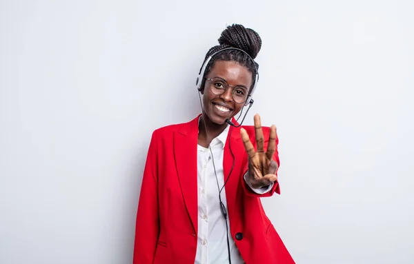 Mulher Negra Bonita Sorrindo Olhando Amigável Mostrando Número Três Conceito — Fotografia de Stock