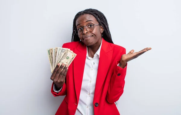 Mujer Negra Bonita Sintiéndose Perpleja Confundida Dudando Concepto Billetes Dólares — Foto de Stock