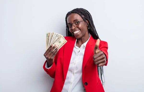 Mooie Zwarte Vrouw Die Zich Trots Voelt Positief Lachend Met — Stockfoto