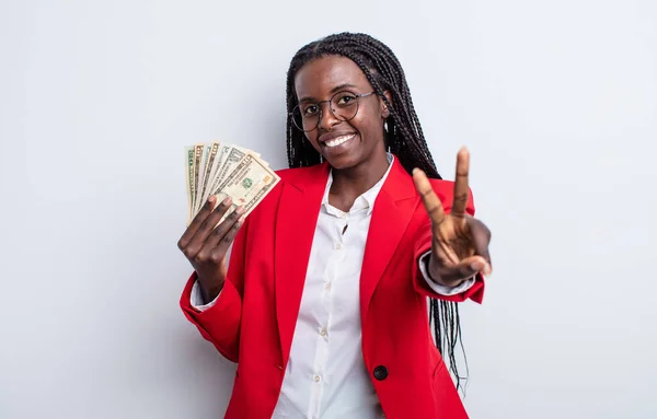 Mulher Negra Bonita Sorrindo Olhando Feliz Gesticulando Vitória Paz Conceito — Fotografia de Stock