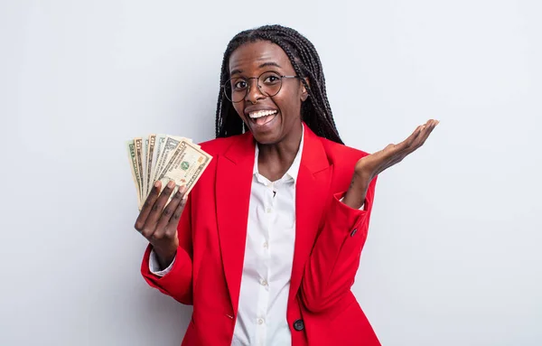 Mooie Zwarte Vrouw Die Zich Gelukkig Verbaasd Voelt Iets Ongelooflijks — Stockfoto
