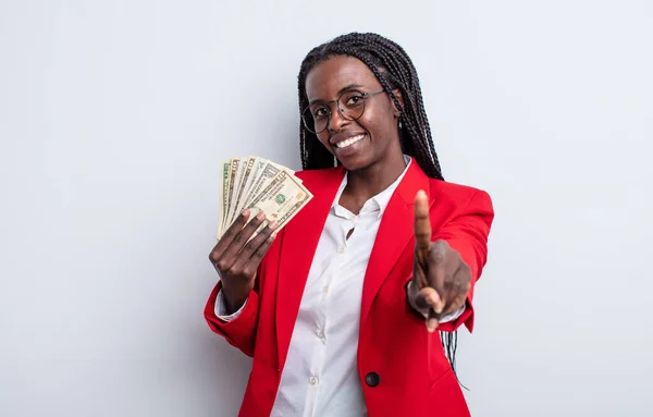 Mooie Zwarte Vrouw Glimlachend Vriendelijk Uitziend Nummer Één Tonend Concept — Stockfoto