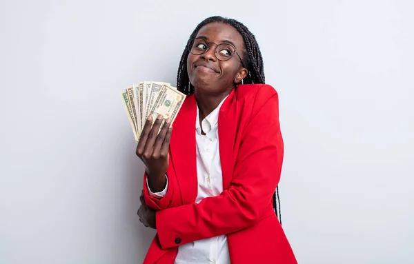 Bonita Mujer Negra Encogiéndose Hombros Sintiéndose Confundida Incierta Concepto Billetes — Foto de Stock