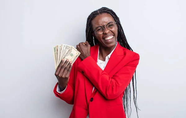 Mujer Negra Bonita Sintiéndose Feliz Enfrentándose Desafío Celebrando Concepto Billetes — Foto de Stock