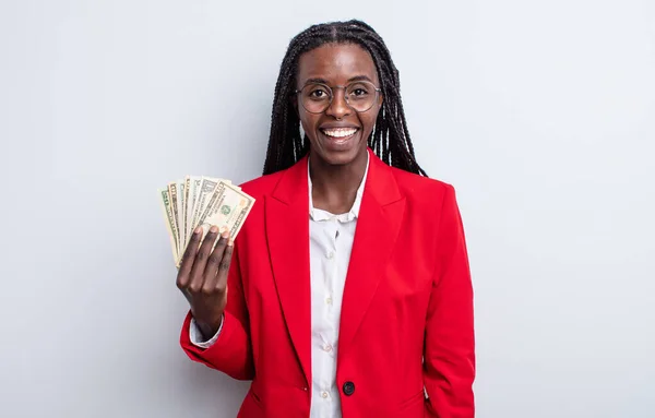 Mulher Negra Bonita Olhar Feliz Agradavelmente Surpreendido Conceito Notas Dólar — Fotografia de Stock