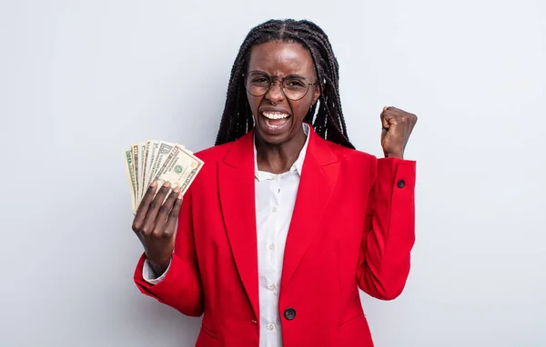 Mooie Zwarte Vrouw Schreeuwt Agressief Met Een Boze Uitdrukking Concept — Stockfoto