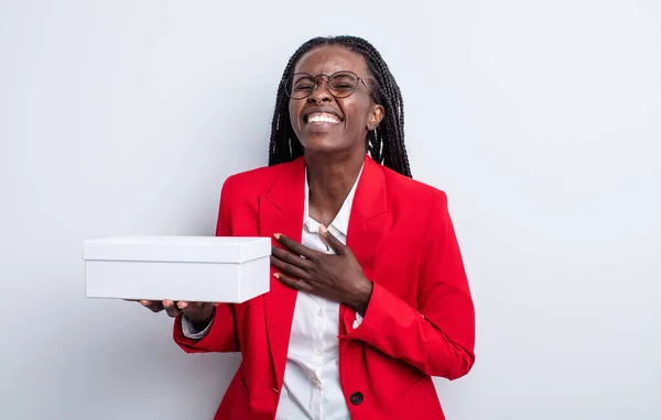 Mooie Zwarte Vrouw Die Hardop Lacht Een Hilarische Grap Zakenvrouw — Stockfoto