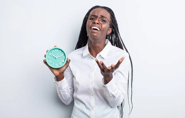 かなり黒人女性は絶望的でフラストレーションを感じストレスを感じていました 目覚まし時計のコンセプト — ストック写真