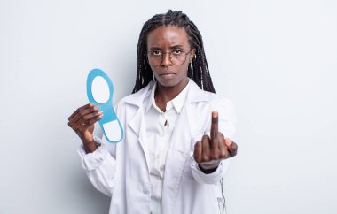 Güzel siyah kadın kızgın, sinirli, asi ve agresif hissediyor. podiatrist kavramı