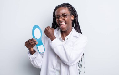 Güzel siyah kadın kendini mutlu hissediyor ve bir meydan okumayla yüzleşiyor ya da kutluyor. podiatrist kavramı