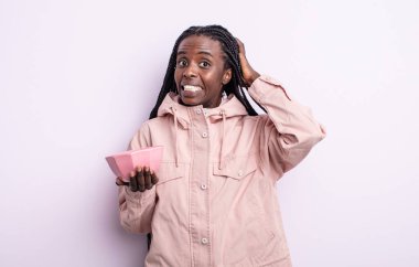 Güzel siyah kadın stresli, endişeli ya da korkmuş hissediyor, elleri başının üstünde. boş kase kavramı