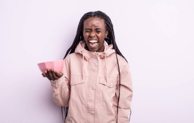 Güzel siyah kadın agresif bir şekilde bağırıyor, çok kızgın görünüyor. boş kase kavramı