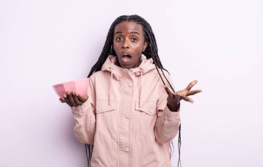 Güzel siyah kadın çok şaşırmış ve şok olmuş hissediyor. boş kase kavramı